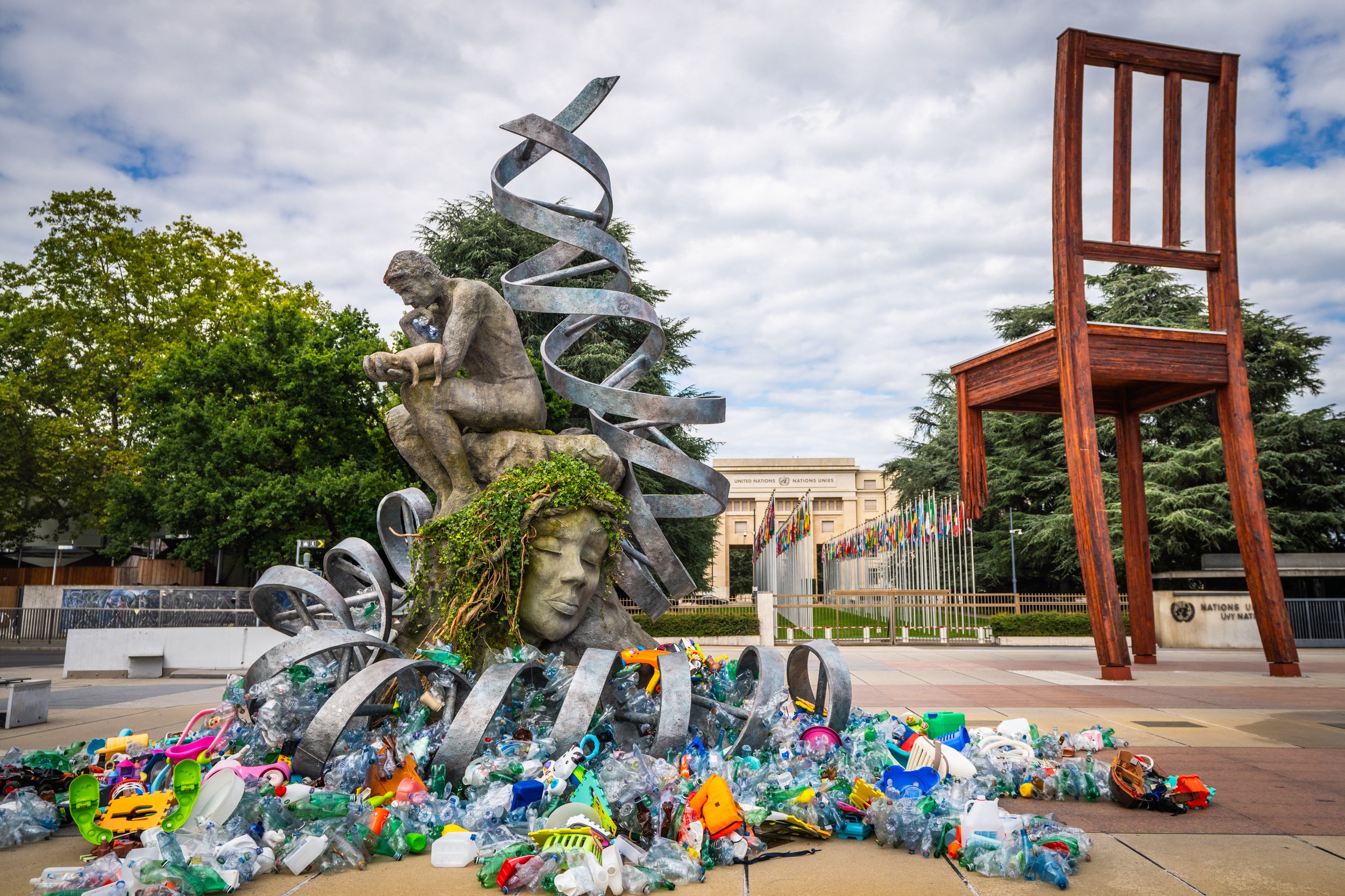 The Thinker's Burden sculpture by Benjamin Von Wong